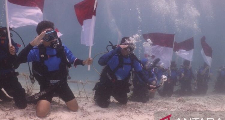 Para penyelam menggelar upacara pengibaran bendera Merah Putih dalam momentum peringatan HUT Ke-81 RI di bawah laut Pulau Maratua, Kabupaten Berau, Kaltim, Senin (17/8/2026). Sumber foto: Antara