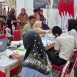 Petugas Imigrasi Kelas I TPI Tanjung Priok melayani pembuatan paspor di Pulau Panggang, Kepulauan Seribu. Sumber foto: Antara