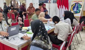 Petugas Imigrasi Kelas I TPI Tanjung Priok melayani pembuatan paspor di Pulau Panggang, Kepulauan Seribu. Sumber foto: Antara Petugas Imigrasi Kelas I TPI Tanjung Priok melayani pembuatan paspor di Pulau Panggang, Kepulauan Seribu. Sumber foto: Antara