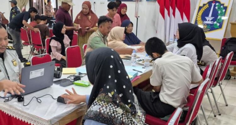 Petugas Imigrasi Kelas I TPI Tanjung Priok melayani pembuatan paspor di Pulau Panggang, Kepulauan Seribu. Sumber foto: Antara