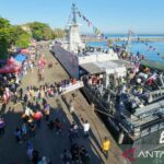 Ribuan warga Makassar dan sekitarnya memadati Markas Komando Daerah Angkatan Laut (Kodaeral VI) untuk menyaksikan beberapa pertunjukan dalam kegiatan Naval Base Open Day (NBOD) 2026 dalam rangka HUT Kodaeral VI di Makassar, Minggu (9/8/2026). Sumber foto: Antara