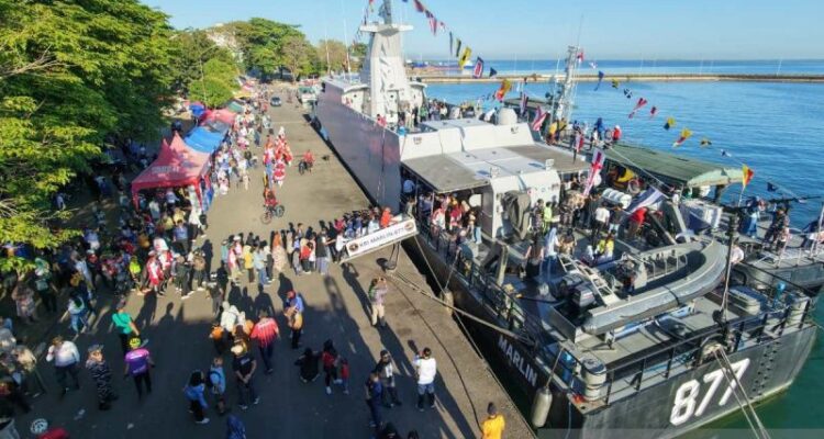 Ribuan warga Makassar dan sekitarnya memadati Markas Komando Daerah Angkatan Laut (Kodaeral VI) untuk menyaksikan beberapa pertunjukan dalam kegiatan Naval Base Open Day (NBOD) 2026 dalam rangka HUT Kodaeral VI di Makassar, Minggu (9/8/2026). Sumber foto: Antara