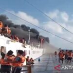 Kapal Ferry Mutiara Sentosa 2 dengan 250 penumpang terbakar di perairan utara Madura, Minggu (2/8/2026_. Sumber Foto: Antara