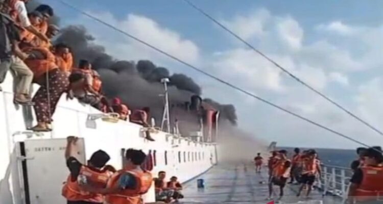 Kapal Ferry Mutiara Sentosa 2 dengan 250 penumpang terbakar di perairan utara Madura, Minggu (2/8/2026_. Sumber Foto: Antara