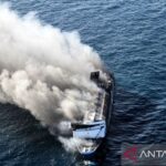 Kapal Motor Penyeberangan Mutiara Sentosa II yang terbakar. Sumber Foto: Antara