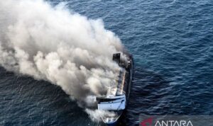 Kapal Motor Penyeberangan Mutiara Sentosa II yang terbakar. Sumber Foto: Antara Kapal Motor Penyeberangan Mutiara Sentosa II yang terbakar. Sumber Foto: Antara