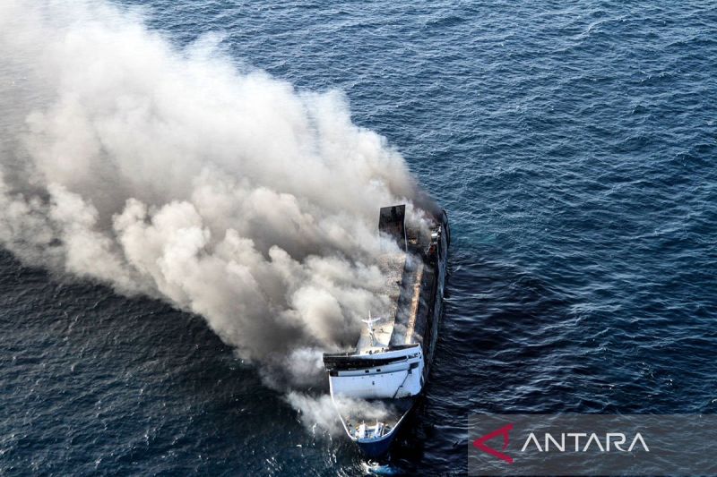 Kapal Motor Penyeberangan Mutiara Sentosa II yang terbakar. Sumber Foto: Antara Kapal Motor Penyeberangan Mutiara Sentosa II yang terbakar. Sumber Foto: Antara