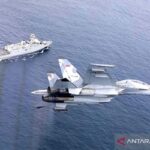 Ilustrasi- KRI Ngurah Rai dan pesawat tempur TNI AU. Sumber foto: Antara