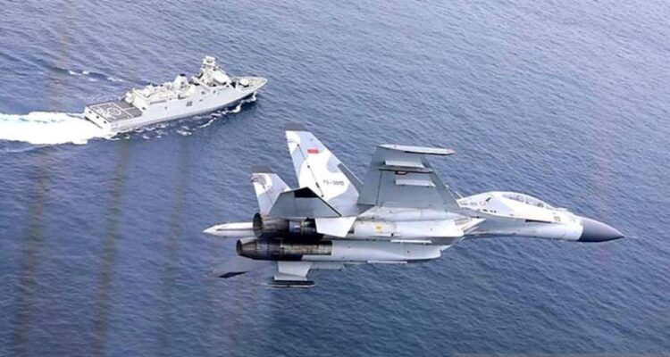 Ilustrasi- KRI Ngurah Rai dan pesawat tempur TNI AU. Sumber foto: Antara