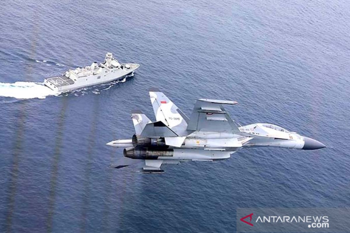 Ilustrasi- KRI Ngurah Rai dan pesawat tempur TNI AU. Sumber foto: Antara