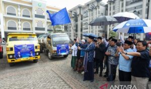 Dokumen pelapsan program Gerakan Langit Biru, yakni penyaluran bantuan air bersih dan bakti sosial oleh Agus Harimurti Yudhoyono (AHY) dan Partai Demokrat. Sumber foto: Antara Dokumen pelapsan program Gerakan Langit Biru, yakni penyaluran bantuan air bersih dan bakti sosial oleh Agus Harimurti Yudhoyono (AHY) dan Partai Demokrat. Sumber foto: Antara