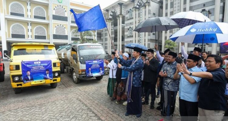 Dokumen pelapsan program Gerakan Langit Biru, yakni penyaluran bantuan air bersih dan bakti sosial oleh Agus Harimurti Yudhoyono (AHY) dan Partai Demokrat. Sumber foto: Antara