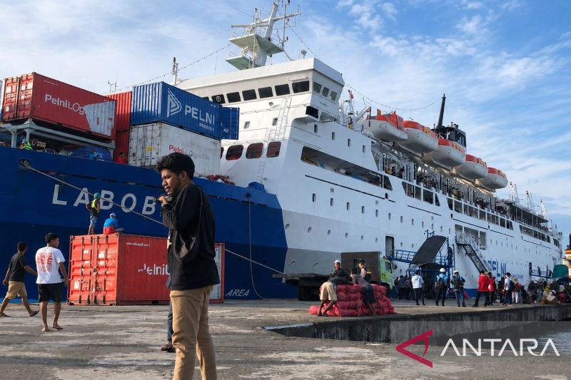 Kapal Pelni bersandar di Pelabuhan Ambon. Sumber foto: Antara Kapal Pelni bersandar di Pelabuhan Ambon. Sumber foto: Antara