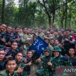 Prajurit Angkatan Darat AS dan personel Tentara Nasional Indonesia Angkatan Darat (TNI AD) berfoto bersama disela-sela pelaksanaan Latihan Ksatria Warrior 2026 di Sumatera Selatan. Sumber foto: Antara
