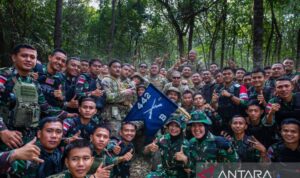 Prajurit Angkatan Darat AS dan personel Tentara Nasional Indonesia Angkatan Darat (TNI AD) berfoto bersama disela-sela pelaksanaan Latihan Ksatria Warrior 2026 di Sumatera Selatan. Sumber foto: Antara