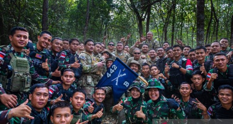 Prajurit Angkatan Darat AS dan personel Tentara Nasional Indonesia Angkatan Darat (TNI AD) berfoto bersama disela-sela pelaksanaan Latihan Ksatria Warrior 2026 di Sumatera Selatan. Sumber foto: Antara