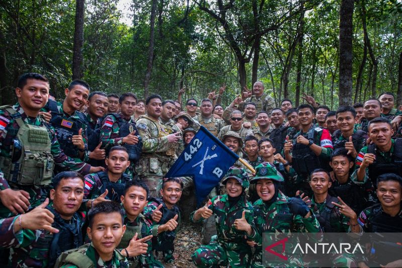 Prajurit Angkatan Darat AS dan personel Tentara Nasional Indonesia Angkatan Darat (TNI AD) berfoto bersama disela-sela pelaksanaan Latihan Ksatria Warrior 2026 di Sumatera Selatan. Sumber foto: Antara Prajurit Angkatan Darat AS dan personel Tentara Nasional Indonesia Angkatan Darat (TNI AD) berfoto bersama disela-sela pelaksanaan Latihan Ksatria Warrior 2026 di Sumatera Selatan. Sumber foto: Antara