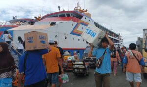 Ilustrasi: BMKG mengingatkan warga mewaspadai potensi angin kencang di sejumlah kabupaten dan kota di Sulut. Tampak kapal penumpang yang melayani rute kabupaten kepulauan di Sulut. Sumber foto: Antara