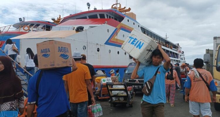 Ilustrasi: BMKG mengingatkan warga mewaspadai potensi angin kencang di sejumlah kabupaten dan kota di Sulut. Tampak kapal penumpang yang melayani rute kabupaten kepulauan di Sulut. Sumber foto: Antara