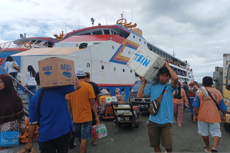 Ilustrasi: BMKG mengingatkan warga mewaspadai potensi angin kencang di sejumlah kabupaten dan kota di Sulut. Tampak kapal penumpang yang melayani rute kabupaten kepulauan di Sulut. Sumber foto: Antara