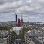 Arsip - Bendera Prancis terlihat berkibar dengan latar belakang Menara Eiffel di Paris. Sumber foto: Antara