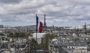 Arsip - Bendera Prancis terlihat berkibar dengan latar belakang Menara Eiffel di Paris. Sumber foto: Antara