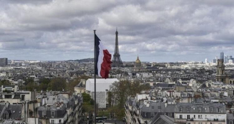 Arsip - Bendera Prancis terlihat berkibar dengan latar belakang Menara Eiffel di Paris. Sumber foto: Antara