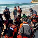Tim SAR gabungan menemukan dan mengevakuasi remaja yang terseret ombak di Pantai Tuturuga, Kabupaten Minahasa, Sulawesi Utara (Sulut). Sumber foto: Antara