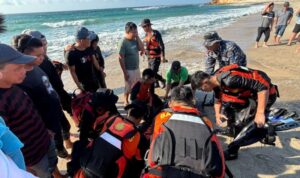 Tim SAR gabungan menemukan dan mengevakuasi remaja yang terseret ombak di Pantai Tuturuga, Kabupaten Minahasa, Sulawesi Utara (Sulut). Sumber foto: Antara