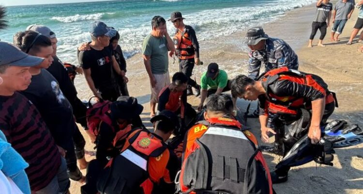 Tim SAR gabungan menemukan dan mengevakuasi remaja yang terseret ombak di Pantai Tuturuga, Kabupaten Minahasa, Sulawesi Utara (Sulut). Sumber foto: Antara
