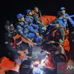 Proses evakuasi 142 penumpang KM Bunda Maria yang mengalami kandas setelah menabrak daratan atau pulau di perairan Oba, Kota Tidore Kepulauan, Maluku Utara, Jumat. Sumber foto: Antara