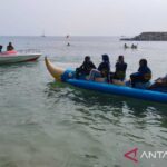 Siswa-siswi mengikuti kegiatan pengenalan aktivitas olahraga air dalam rangkaian Masa Pengenalan Lingkungan Sekolah (MPLS) di SMA Presiden 2 Tanjung Lesung, KEK Tanjung Lesung, Pandeglang, Banten, Sabtu (1/8/2026). Sumber foto: Antara