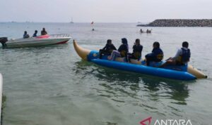 Siswa-siswi mengikuti kegiatan pengenalan aktivitas olahraga air dalam rangkaian Masa Pengenalan Lingkungan Sekolah (MPLS) di SMA Presiden 2 Tanjung Lesung, KEK Tanjung Lesung, Pandeglang, Banten, Sabtu (1/8/2026). Sumber foto: Antara Siswa-siswi mengikuti kegiatan pengenalan aktivitas olahraga air dalam rangkaian Masa Pengenalan Lingkungan Sekolah (MPLS) di SMA Presiden 2 Tanjung Lesung, KEK Tanjung Lesung, Pandeglang, Banten, Sabtu (1/8/2026). Sumber foto: Antara