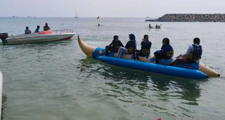 Siswa-siswi mengikuti kegiatan pengenalan aktivitas olahraga air dalam rangkaian Masa Pengenalan Lingkungan Sekolah (MPLS) di SMA Presiden 2 Tanjung Lesung, KEK Tanjung Lesung, Pandeglang, Banten, Sabtu (1/8/2026). Sumber foto: Antara