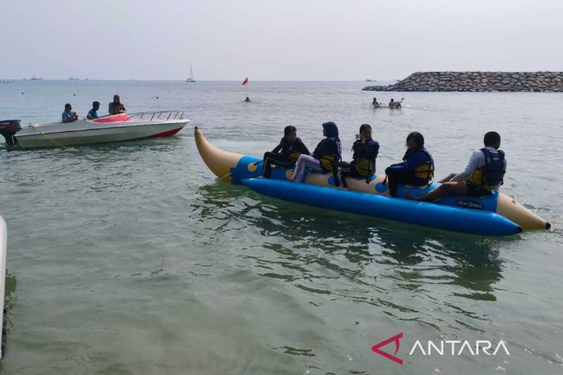 Siswa-siswi mengikuti kegiatan pengenalan aktivitas olahraga air dalam rangkaian Masa Pengenalan Lingkungan Sekolah (MPLS) di SMA Presiden 2 Tanjung Lesung, KEK Tanjung Lesung, Pandeglang, Banten, Sabtu (1/8/2026). Sumber foto: Antara Siswa-siswi mengikuti kegiatan pengenalan aktivitas olahraga air dalam rangkaian Masa Pengenalan Lingkungan Sekolah (MPLS) di SMA Presiden 2 Tanjung Lesung, KEK Tanjung Lesung, Pandeglang, Banten, Sabtu (1/8/2026). Sumber foto: Antara
