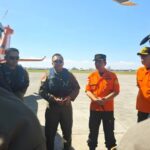 Kepala Kantor SAR Surabaya Nanang Sigit PH (ketiga kanan) memberikan penjelasan sebelum keberangkatan tim menyisir lokasi kebakaran KMP Mutiara Sentosa II di perairan utara Kabupaten Sumenep, Madura, Kamis (6/8/2026). Sumber foto: Antara