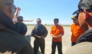 Kepala Kantor SAR Surabaya Nanang Sigit PH (ketiga kanan) memberikan penjelasan sebelum keberangkatan tim menyisir lokasi kebakaran KMP Mutiara Sentosa II di perairan utara Kabupaten Sumenep, Madura, Kamis (6/8/2026). Sumber foto: Antara