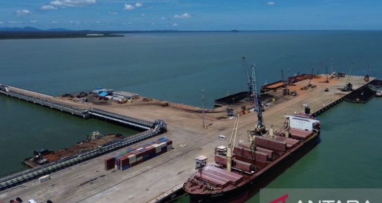 Pemerintah Provinsi Kalimantan Barat mendorong optimalisasi Pelabuhan Kijing sebagai pelabuhan internasional untuk memperkuat konektivitas perdagangan dan meningkatkan efisiensi ekspor komoditas unggulan daerah. Sumber foto: Antara