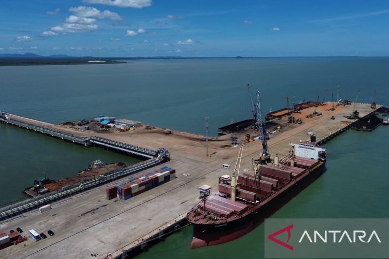 Pemerintah Provinsi Kalimantan Barat mendorong optimalisasi Pelabuhan Kijing sebagai pelabuhan internasional untuk memperkuat konektivitas perdagangan dan meningkatkan efisiensi ekspor komoditas unggulan daerah. Sumber foto: Antara Pemerintah Provinsi Kalimantan Barat mendorong optimalisasi Pelabuhan Kijing sebagai pelabuhan internasional untuk memperkuat konektivitas perdagangan dan meningkatkan efisiensi ekspor komoditas unggulan daerah. Sumber foto: Antara