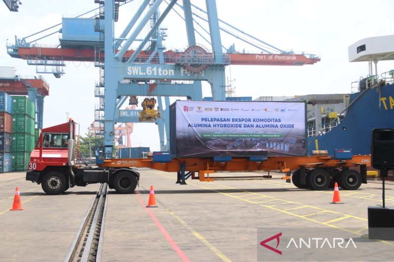 Pelepasan ekspor komoditas Alumina Hydroxide dan Alumina Oxide di Pelabuhan Dwikora Pontianak, Kalbar, Jumat (7/8/2026). Sumber foto: Antara Pelepasan ekspor komoditas Alumina Hydroxide dan Alumina Oxide di Pelabuhan Dwikora Pontianak, Kalbar, Jumat (7/8/2026). Sumber foto: Antara