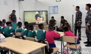 Program Taruna Bakti di Sekolah Rakyat Terintegrasi 74 di Kota Tual Maluku melibatkan Taruna Akademi TNI. Sumber foto: Antara