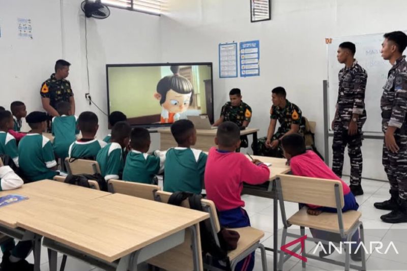 Program Taruna Bakti di Sekolah Rakyat Terintegrasi 74 di Kota Tual Maluku melibatkan Taruna Akademi TNI. Sumber foto: Antara