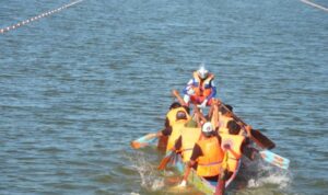 Festival Dayung Tejoasri IV di Bendungan Bengawan Mati, Desa Tejoasri, Kecamatan Laren, Lamongan. Sumber foto: Antara
