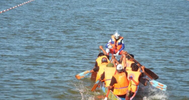 Festival Dayung Tejoasri IV di Bendungan Bengawan Mati, Desa Tejoasri, Kecamatan Laren, Lamongan. Sumber foto: Antara
