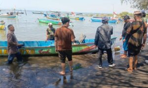 Tim BRIN-ITS riset kembangkan propeler kapal ikan di Pantai Bandaran, Desa/Kecamatan Dringu, Kabupaten Probolinggo, Rabu (12/8/2026). Sumber foto: Antara