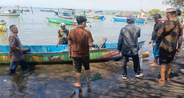 Tim BRIN-ITS riset kembangkan propeler kapal ikan di Pantai Bandaran, Desa/Kecamatan Dringu, Kabupaten Probolinggo, Rabu (12/8/2026). Sumber foto: Antara