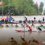Peserta lomba sampan bidar memadati sungai kakap dalam perayaan Robo-robo di Kubu Raya. Sumber Foto: Antara