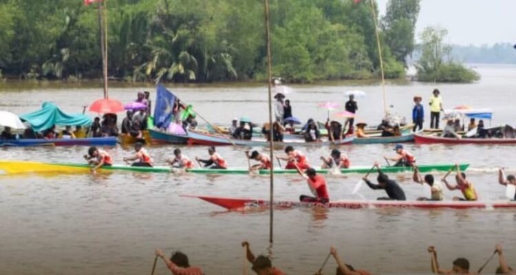 Peserta lomba sampan bidar memadati sungai kakap dalam perayaan Robo-robo di Kubu Raya. Sumber Foto: Antara