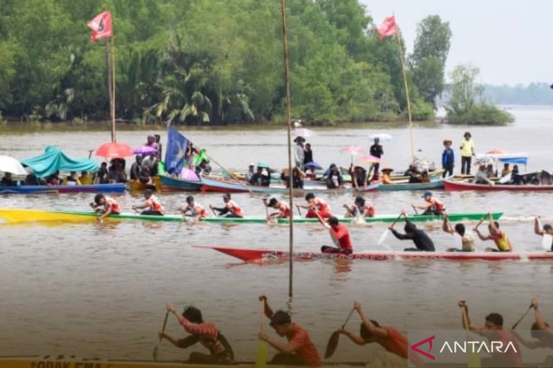 Peserta lomba sampan bidar memadati sungai kakap dalam perayaan Robo-robo di Kubu Raya. Sumber Foto: Antara