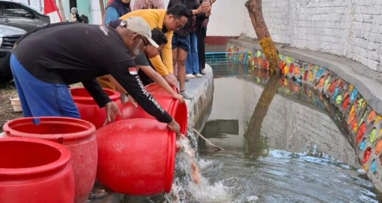 Dinas Perikanan Kota Mataram, Provinsi Nusa Tenggara Barat, lepas 3.000 ekor bibit ikan pada saluran irigasi di Kelurahan Jempong Baru, Kota Mataram, sebagai upaya pemanfaatan lahan sekaligus menjaga kebersihan irigasi, Jumat (14/8/2926). Sumber foto: Antara